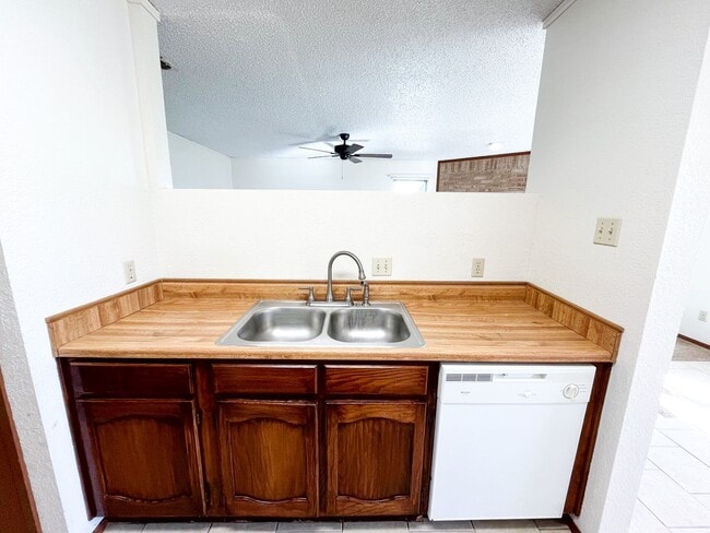 Building Photo - Available NOW!!!! Gorgeous 1 story, 3 bedroom, 2 bath, 2 car garage home with garage door opener....