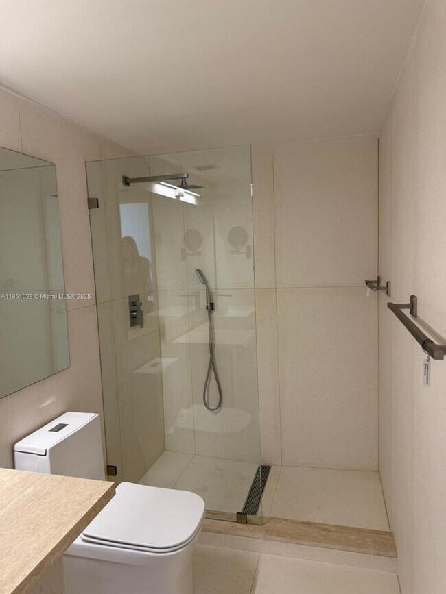 Building Photo - 1420 Brickell Bay Dr