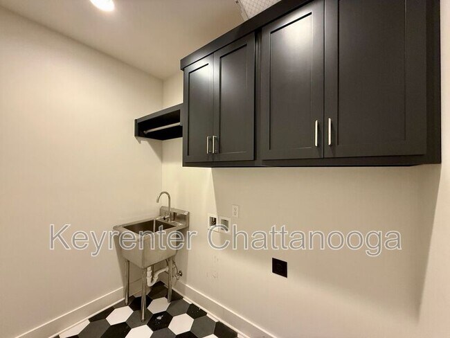 Building Photo - 8925 Pine Ridge Rd