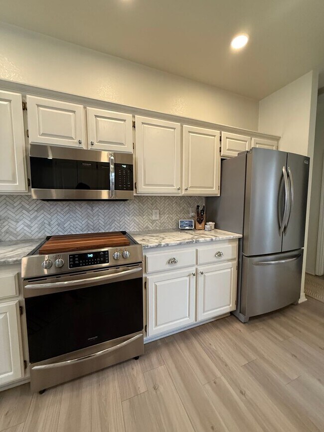 Building Photo - Available Mid-June! Stunning Home Near Col...