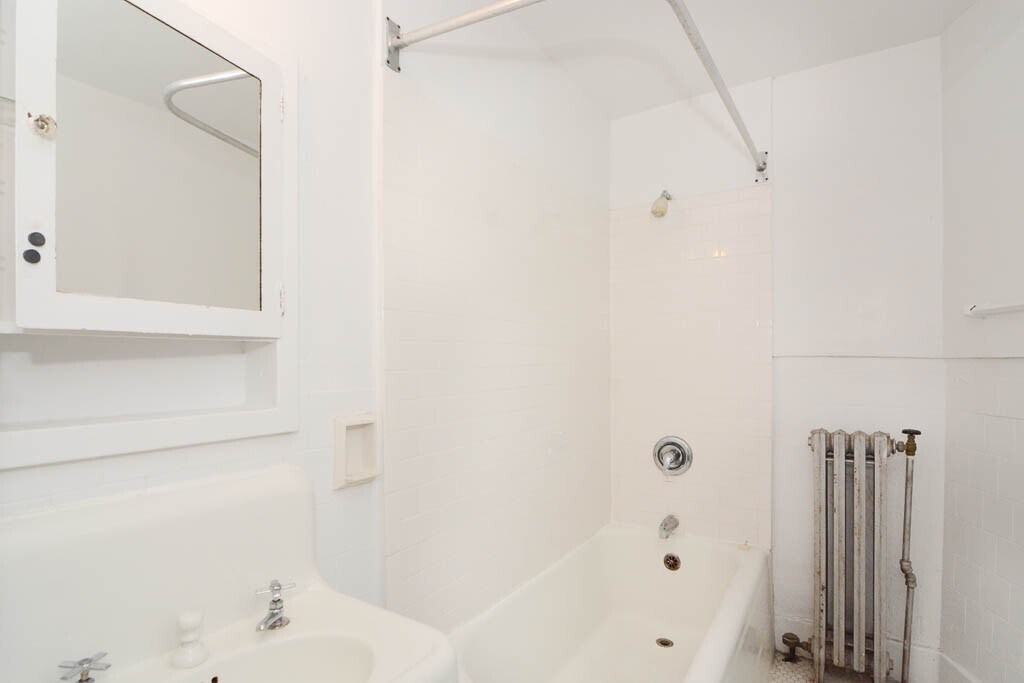 Building Photo - 3335 W Diversey Ave