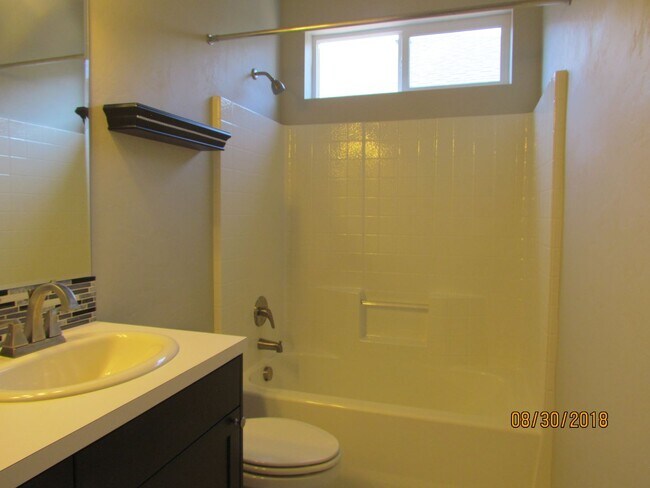 Building Photo - Beautiful 3 bed 2 bath in the popular Paramount community