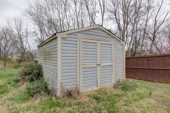 Building Photo - Executive Home on Cul de sac off exit 8.  Hurry.