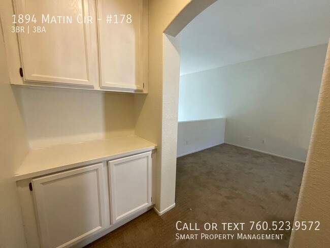 Building Photo - Upgraded Town Home 3BR/2.5BA  Great Locati...