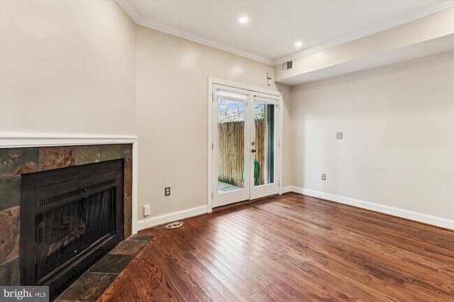 Building Photo - 1116 C St NE