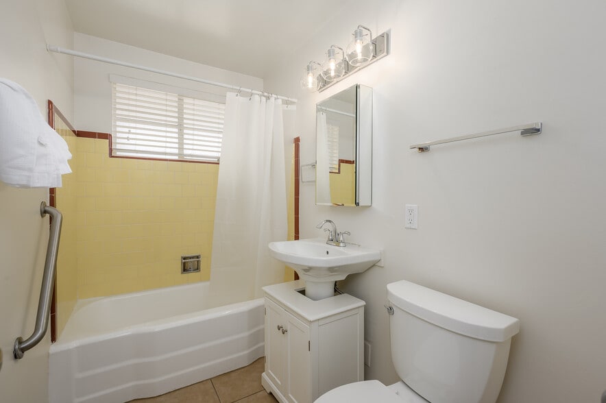 Bathroom - 1809 E Colter St