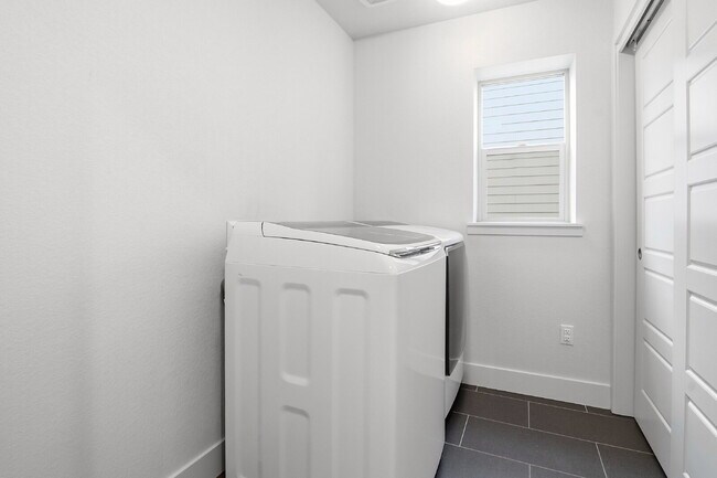Building Photo - $2,645.95, 3 bed, 2.5 bath end unit located in Aurora with a washer and dryer.