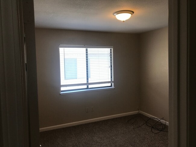 Building Photo - 4 bed & 3 full bathrooms in Tracy!