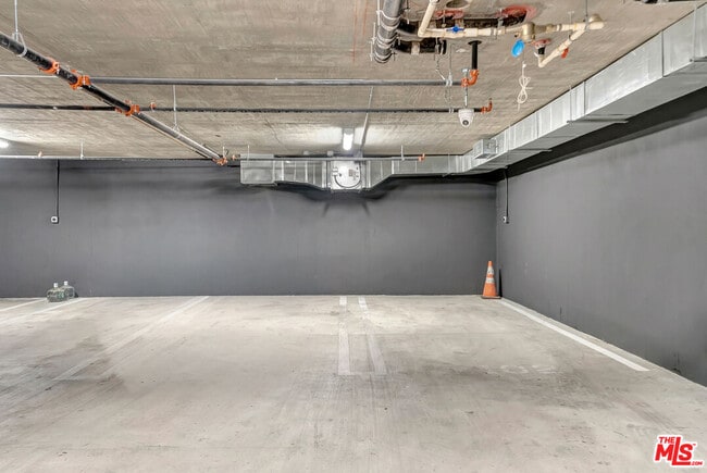 Building Photo - 652 Huntley Dr