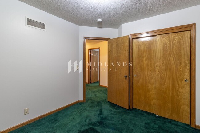 Building Photo - Updated Two Springs Split Entry