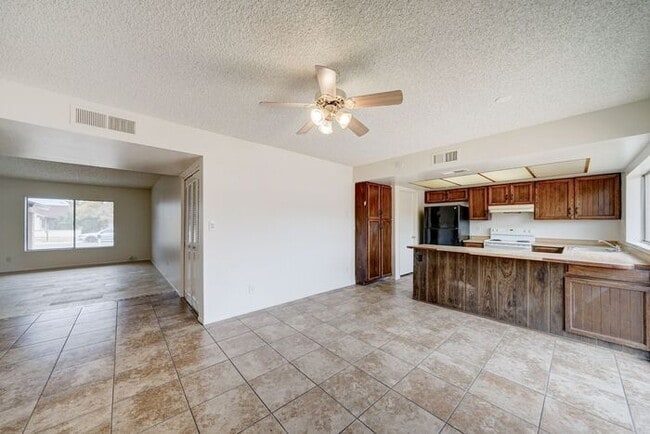Building Photo - -$500 OFF FIRST MONTH RENT-READY TO VIEW NOW! 4 Bedroom 2 Bath Home in Phoenix!