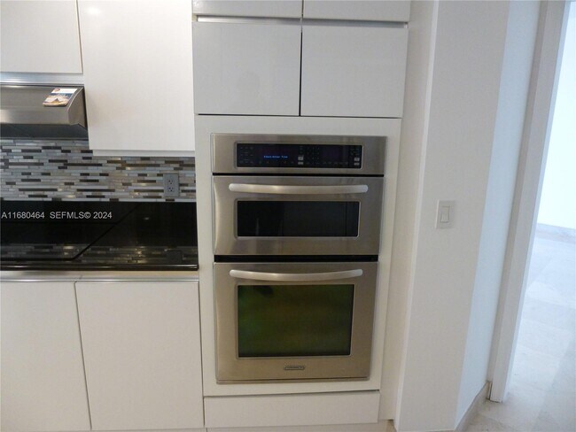 Building Photo - 21050 Point Pl