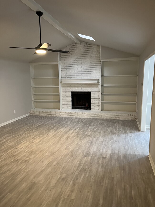 Building Photo - 11 Willow Oak Ct