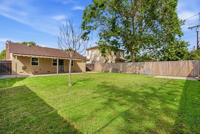 Building Photo - Recently Refreshed 3 Bedroom 1 Bath home in Old Town Orange