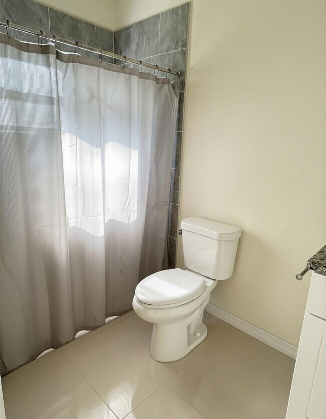 Building Photo - 3212 Oleander Dr