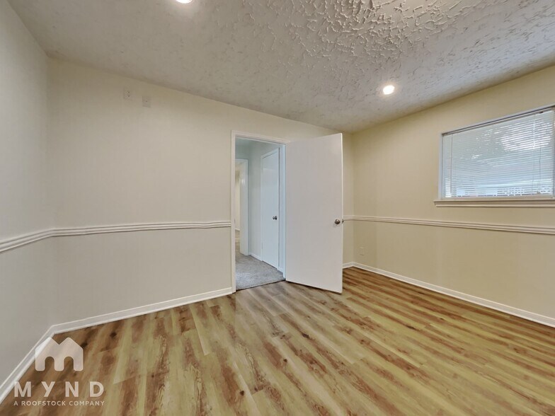 Building Photo - 4635 Deer Point Dr