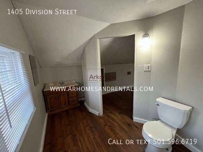 Building Photo - 1405 Division St