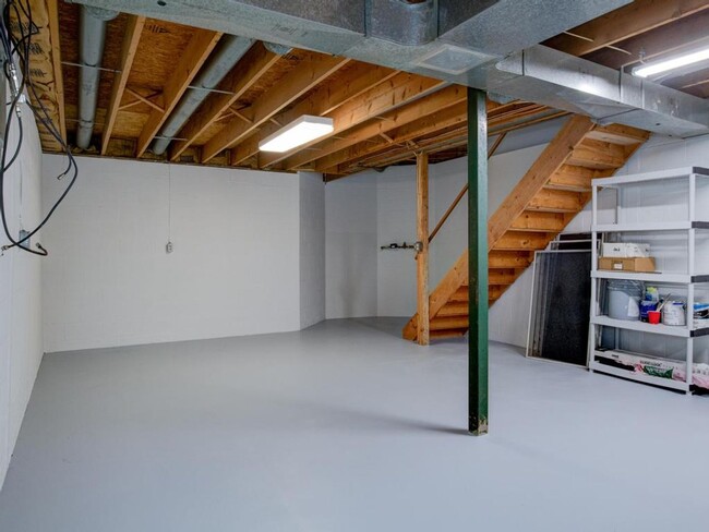 Building Photo - 2 Bedroom 1.5 Bath Renovated Condo Downtow...