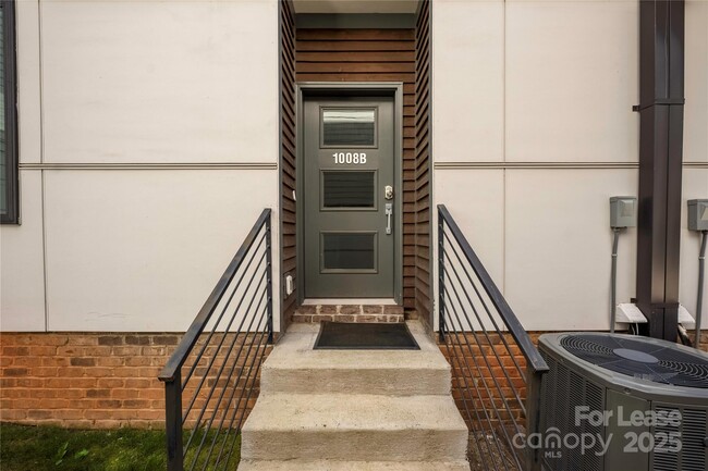 Building Photo - 1008 Westbrook Dr