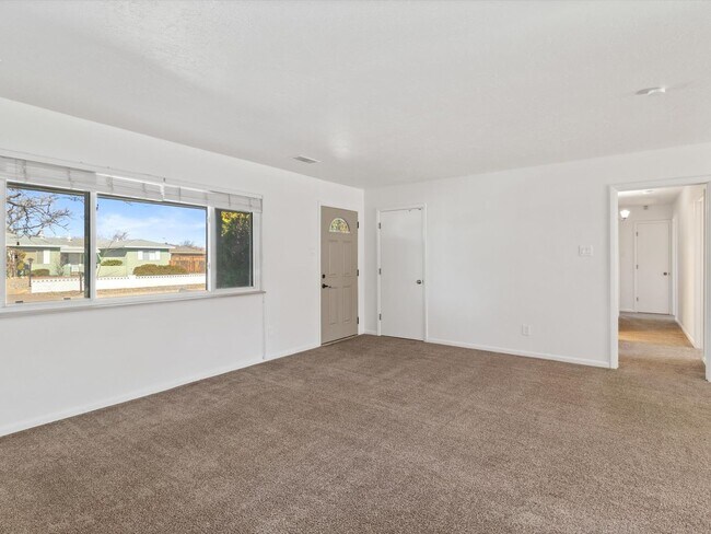 Building Photo - Spacious 4-Bed, 2-Bath Home | Large Backyard| Quick Access to Highway 528 and Other Routes| Pre-L...