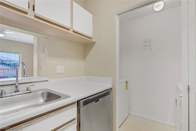 Building Photo - 6321 Aragon Way