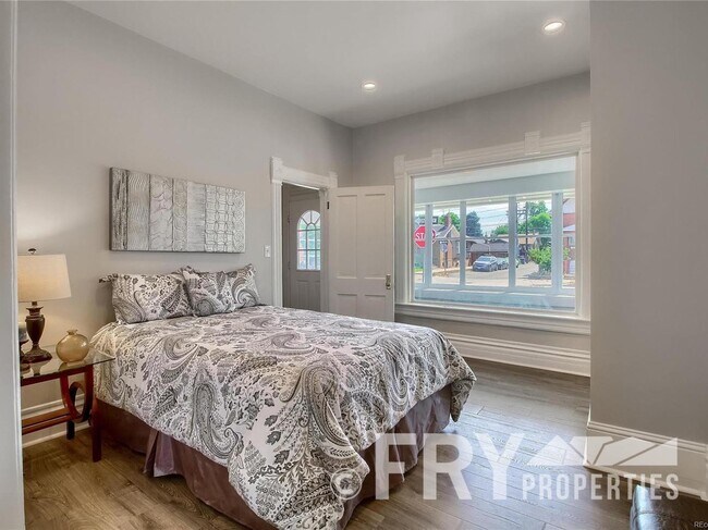 Building Photo - Fully remodeled 2  bed + office, main floo...