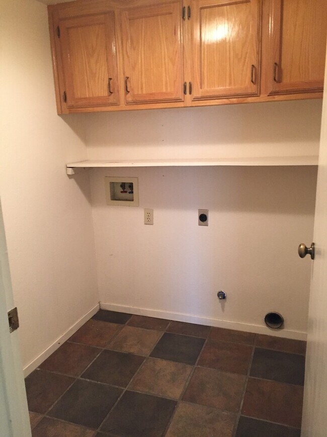 Building Photo - 2 story 3 bed in Northwest Bakersfield wit...