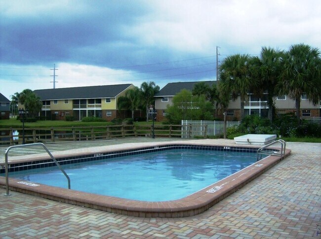 Building Photo - 200 Country Club Dr