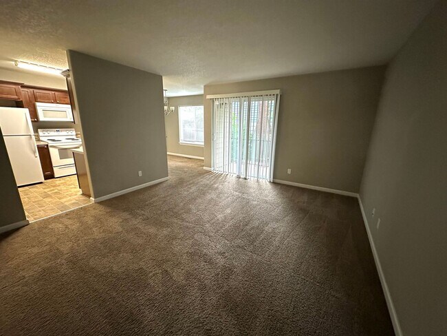 Building Photo - Very Nice & Clean 3 Bedroom 2 1/2 Bath 2 S...