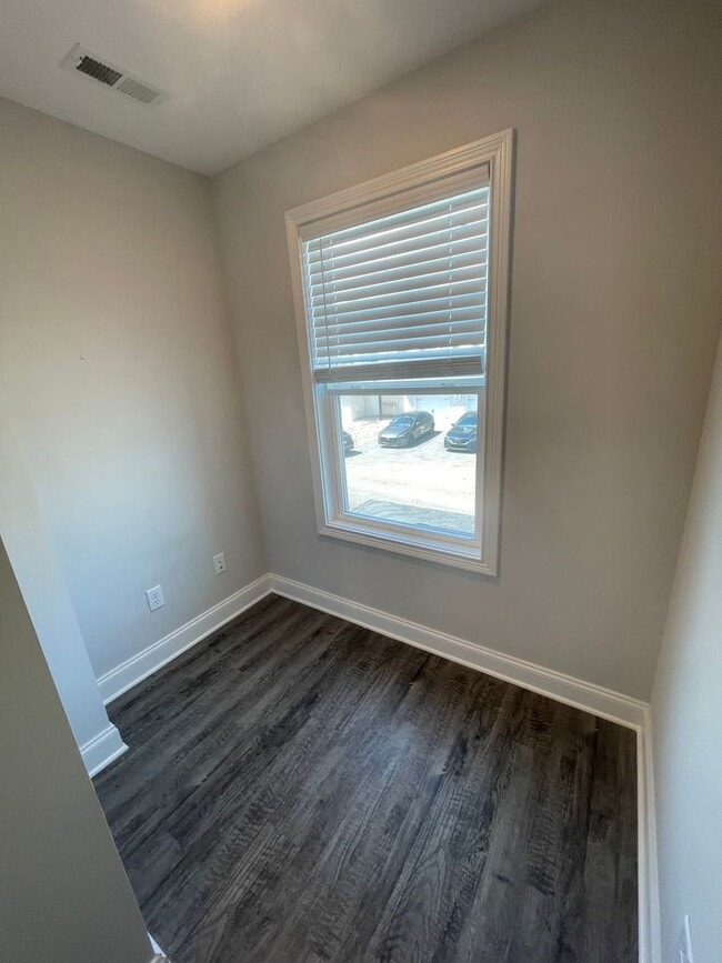 Building Photo - 2 Bed/2.5 Bath Townhome with Garage (Water/Sewer/Trash Included)