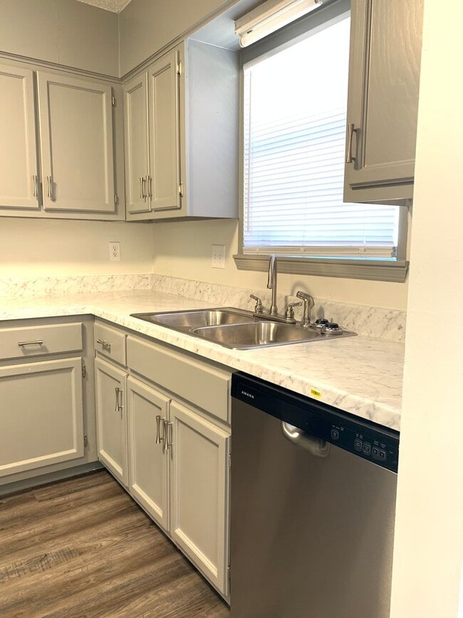 Building Photo - 1707 Wembleton Dr
