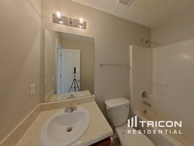 Building Photo - 1896 Roble Dr