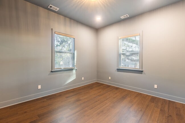 Building Photo - $300 OFF April Rent! Stylish Upstairs 1BR in Historic District