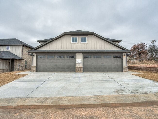Building Photo - 4 Bedroom 2 Bath Duplex in Oakdale Schools...