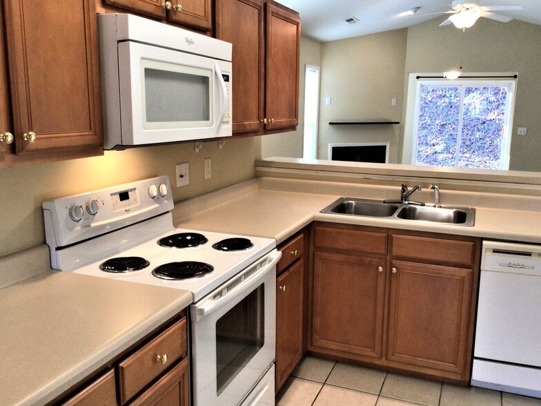 Building Photo - 5470 Regent Village Dr