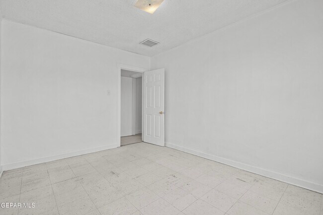 Building Photo - 3418 Frankfort Ave