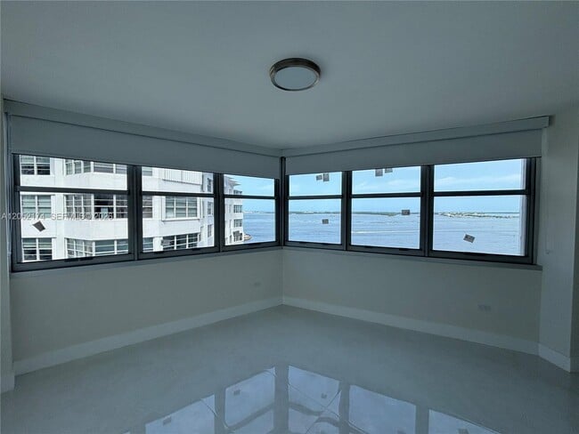Building Photo - 999 Brickell Bay Dr