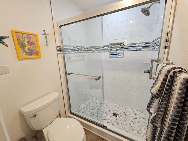 Building Photo - Seasonal Short-Term 2 Bedroom 2 Bathroom Second Floor Condo in Mission Lakes!