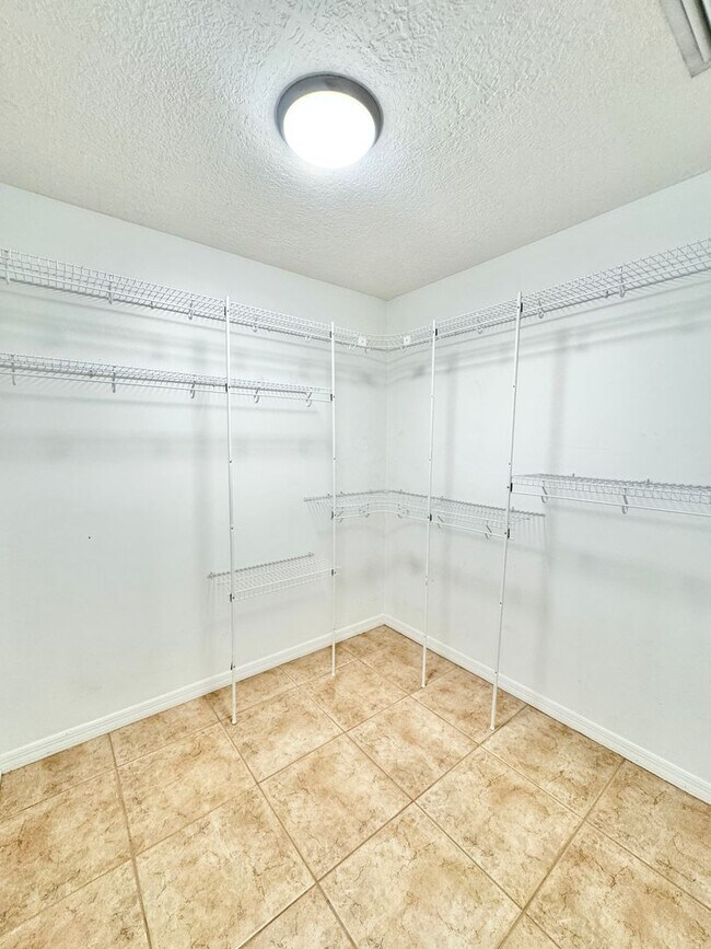 Building Photo - ** BERKSHIRE LAKES ** 3 BED + DEN / 2.5 BA...