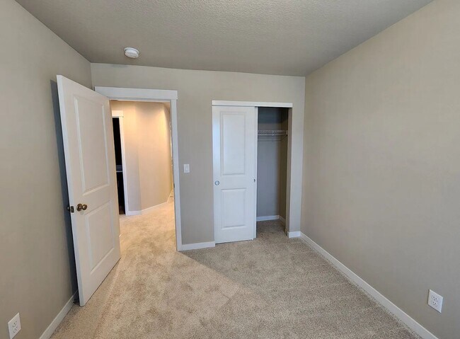 Building Photo - Must See Townhome Located in Ponderosa Ridge
