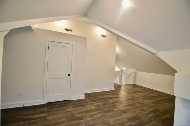 Building Photo - 21 Nichols St