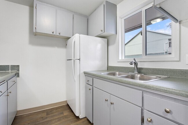 Building Photo - $1195 Monthly rent!! Beautiful 1 bedroom 1...
