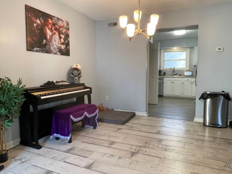 Building Photo - 5035 Clairmont Ct