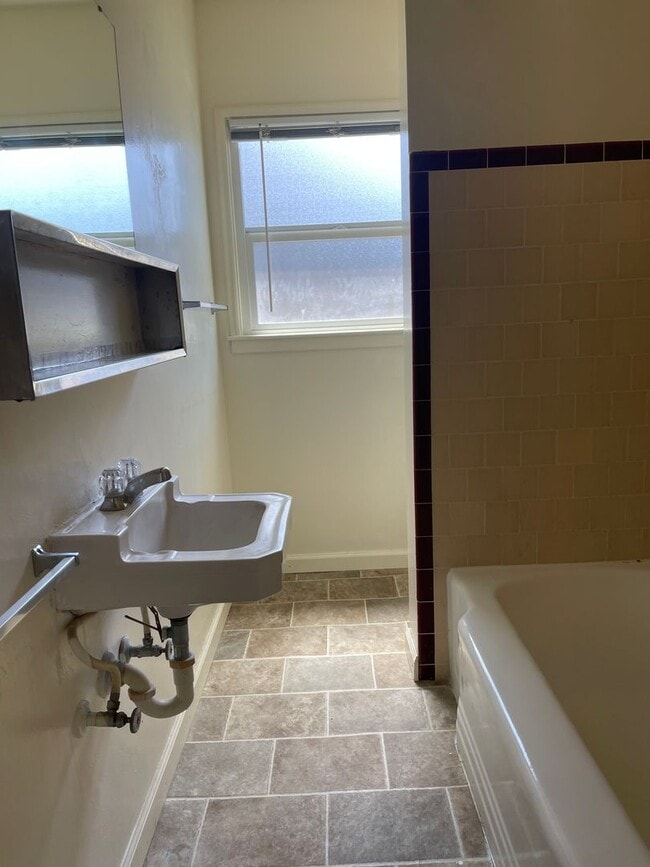 Building Photo - Darling 1 Bedroom Home Ready For You with 2 Weeks Free Rent Easter Specials