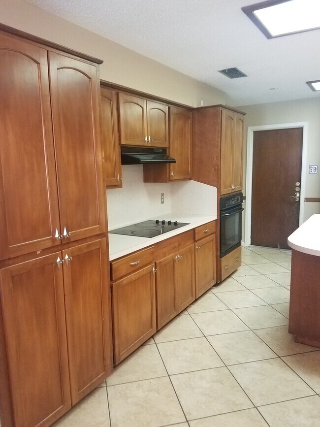 Building Photo - 3/2 Southside Home-Behind Athletic Club