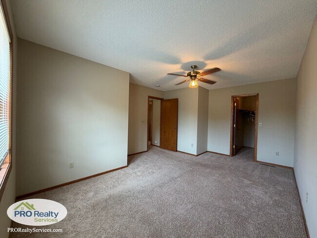 Building Photo - 5642 Royal Oaks Dr