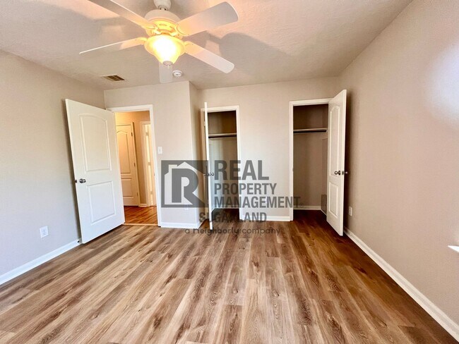Building Photo - Gorgeous 4 Bed, 2.5 Bath Home in Prime Location!