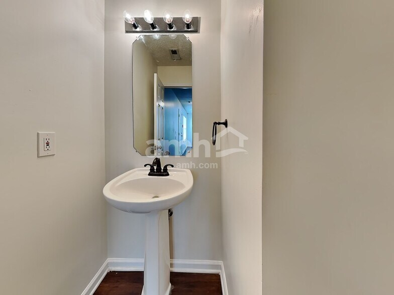 Building Photo - 139 Julian Pond Ln