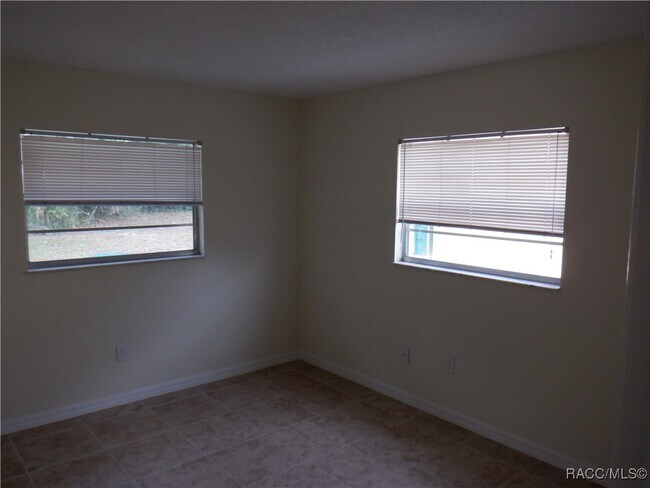Building Photo - 923 E Turner Camp Rd