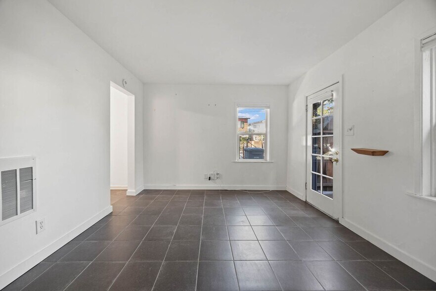 Building Photo - 1816 Carleton St